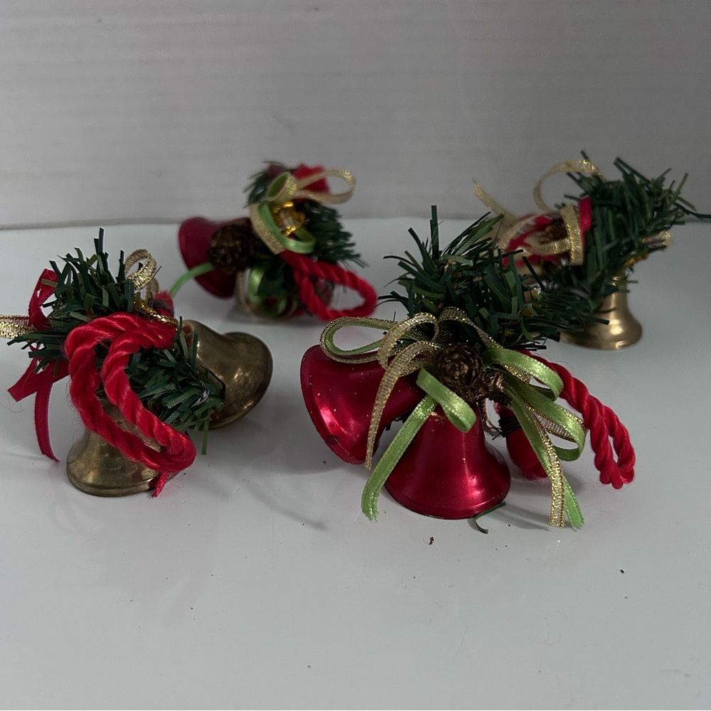 Set of 4 metal Christmas bells ornaments